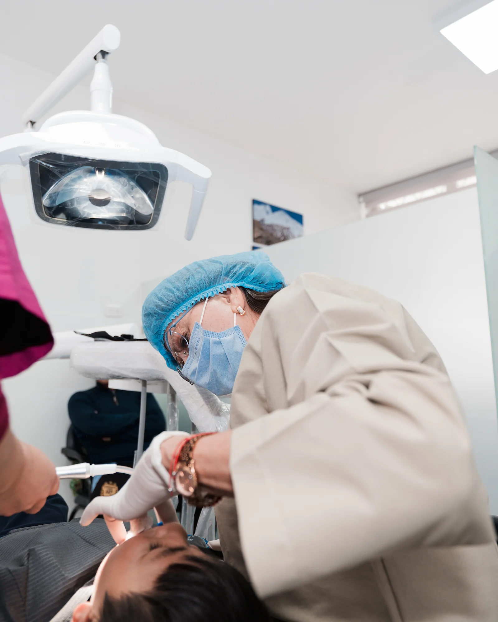 Equipo clínico de Dentimagen atendiendo a una paciente